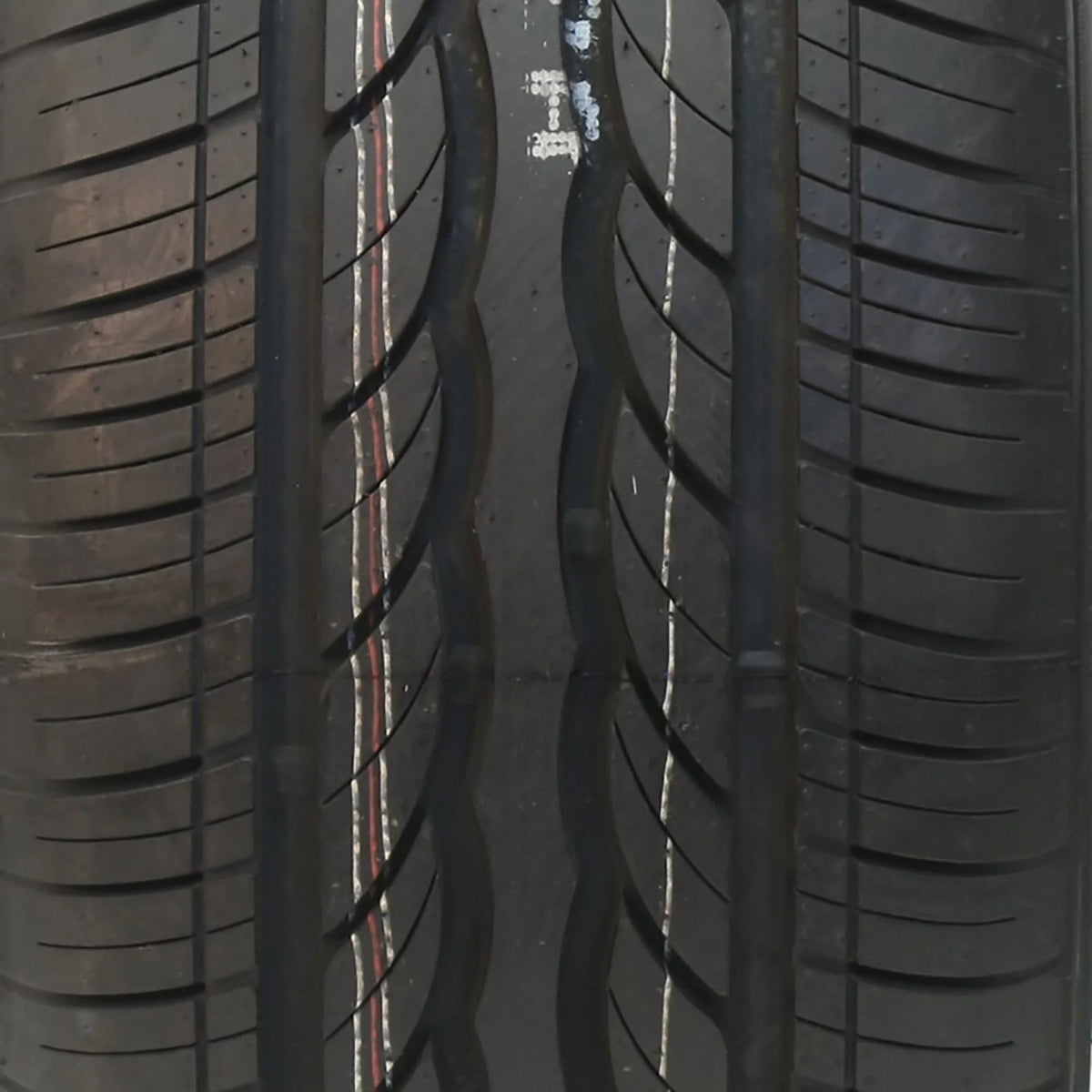 225/50R18 95V Passenger Tire Z118108